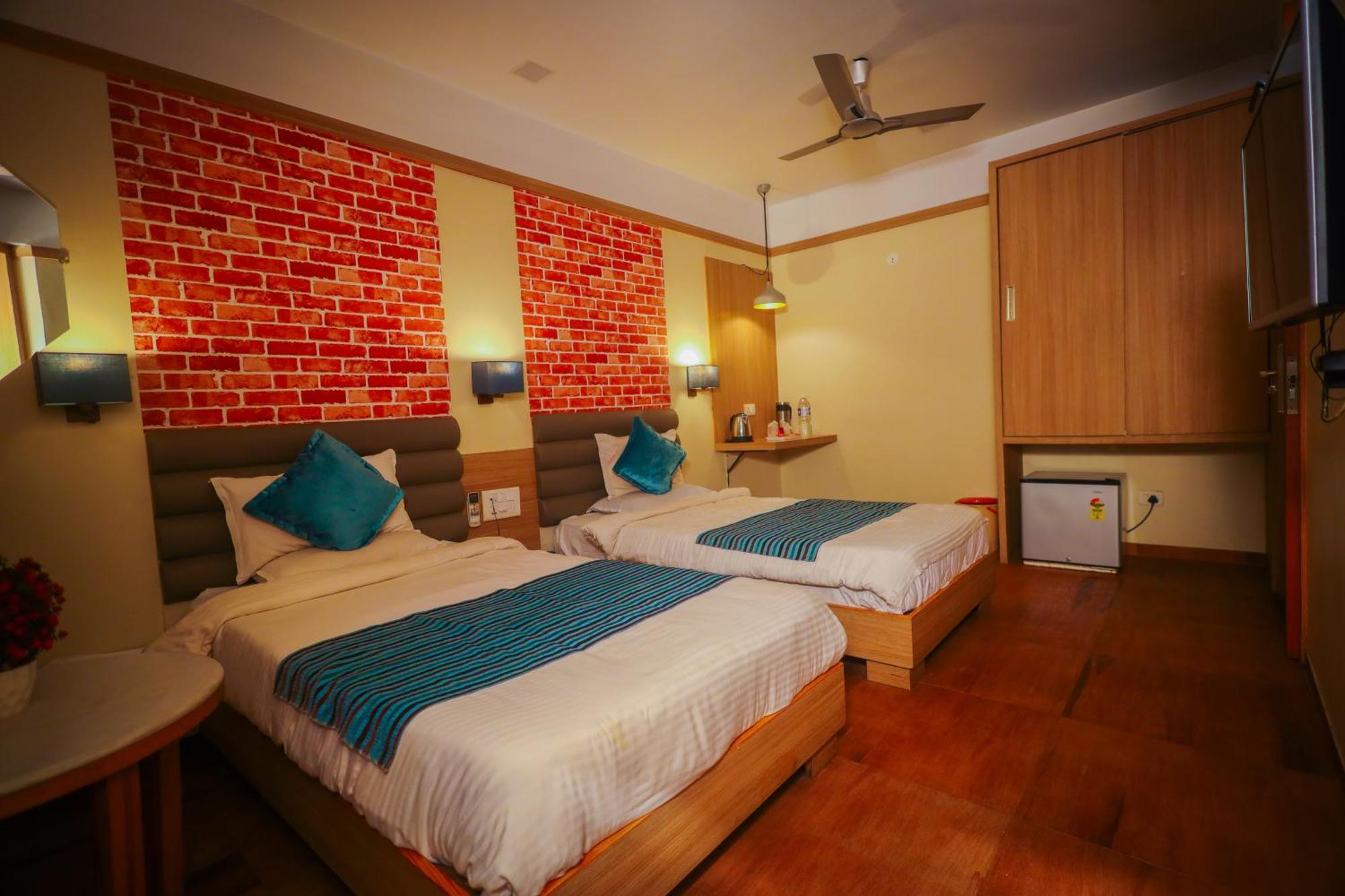 Hotel Everland Rajkot Bagian luar foto
