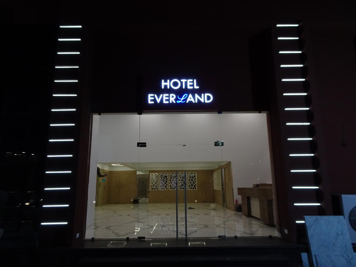 Hotel Everland Rajkot Bagian luar foto
