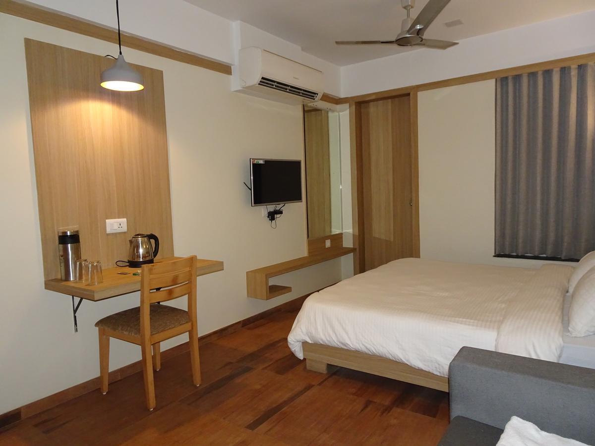 Hotel Everland Rajkot Bagian luar foto